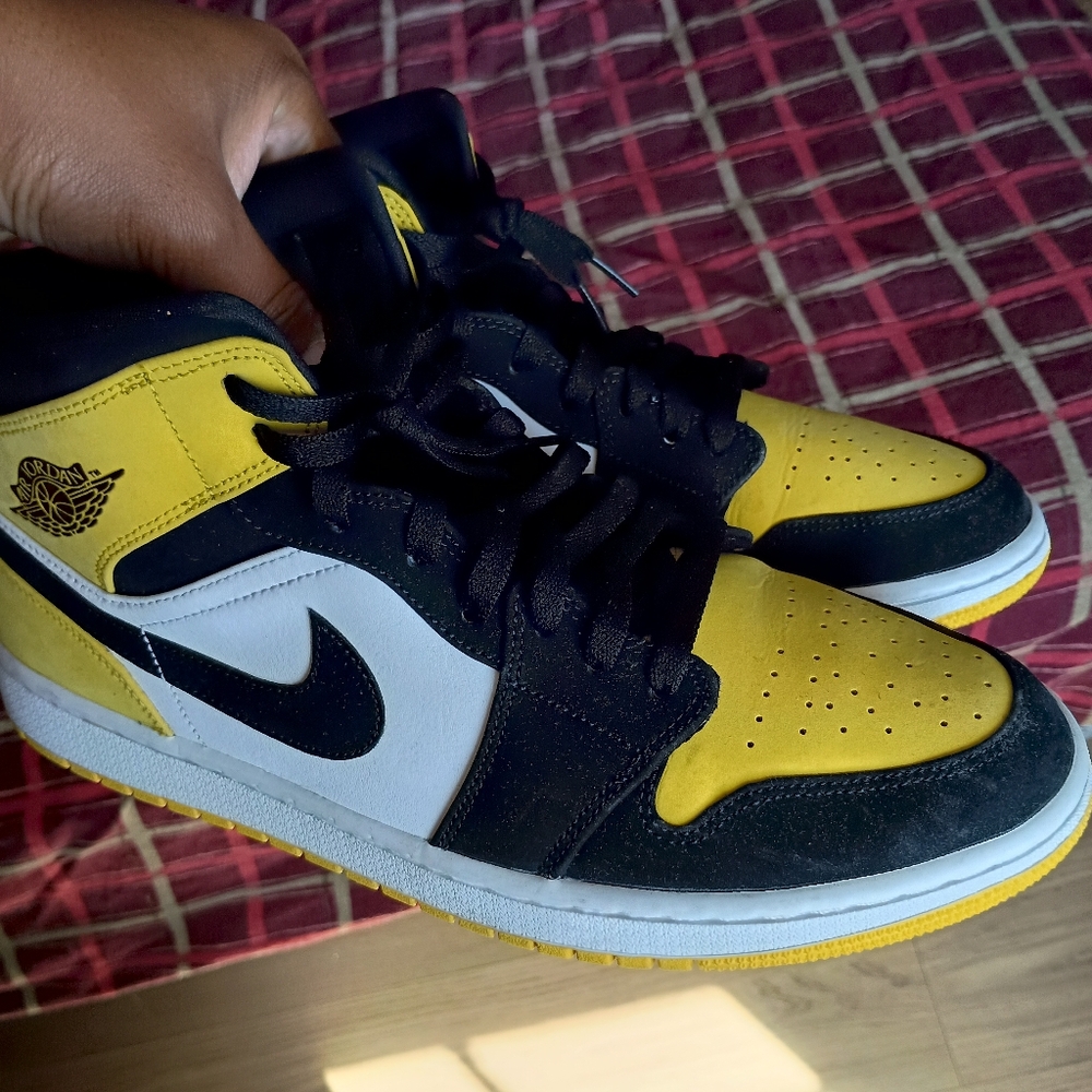 Jordan 1 Mid Yellow Toes